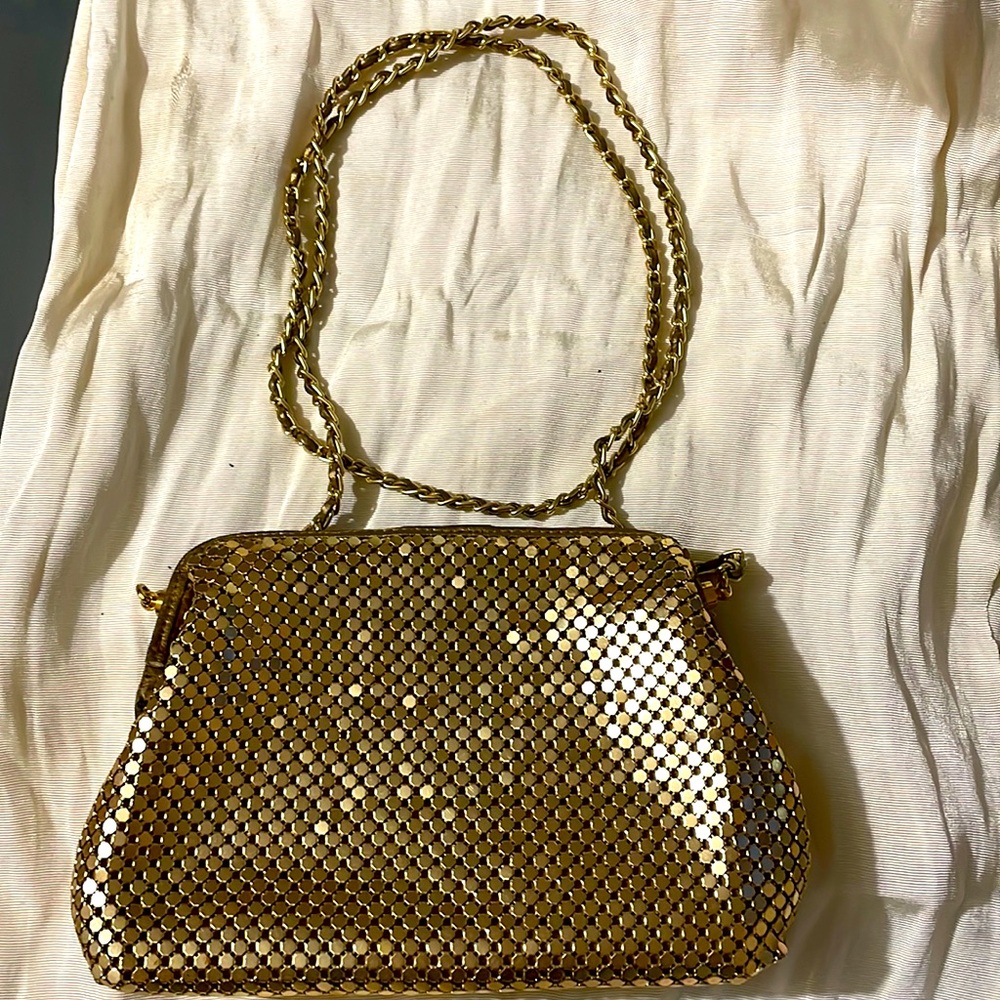 Lovely vintage gold tone chain mail evening bag w/ chain link shoulder strap.